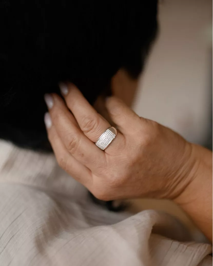 Каблучка срібна широка з цирконієм діамантової огранки 006636