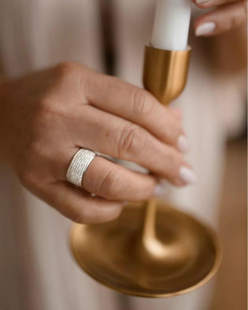 Каблучка срібна широка з цирконієм діамантової огранки 006636