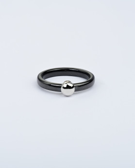 Каблучка срібна з чорною керамікою і кулькою 007073