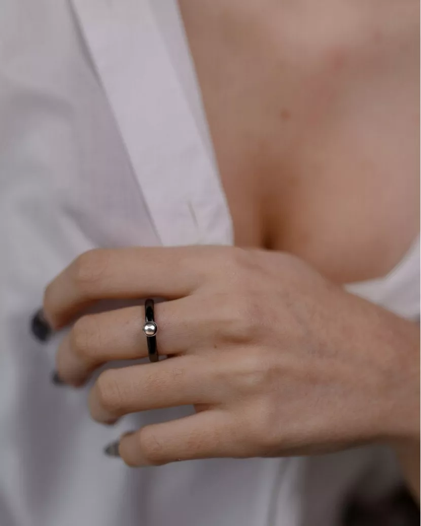 Каблучка срібна з чорною керамікою і кулькою 007073