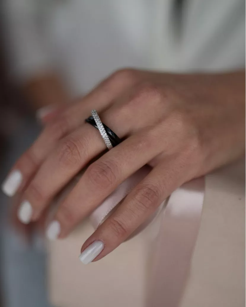 Каблучка срібна потрійна з чорною керамікою і  цирконієм діамантової огранки 007071