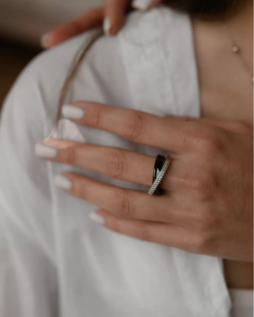 Каблучка срібна потрійна з чорною керамікою і  цирконієм діамантової огранки 007071