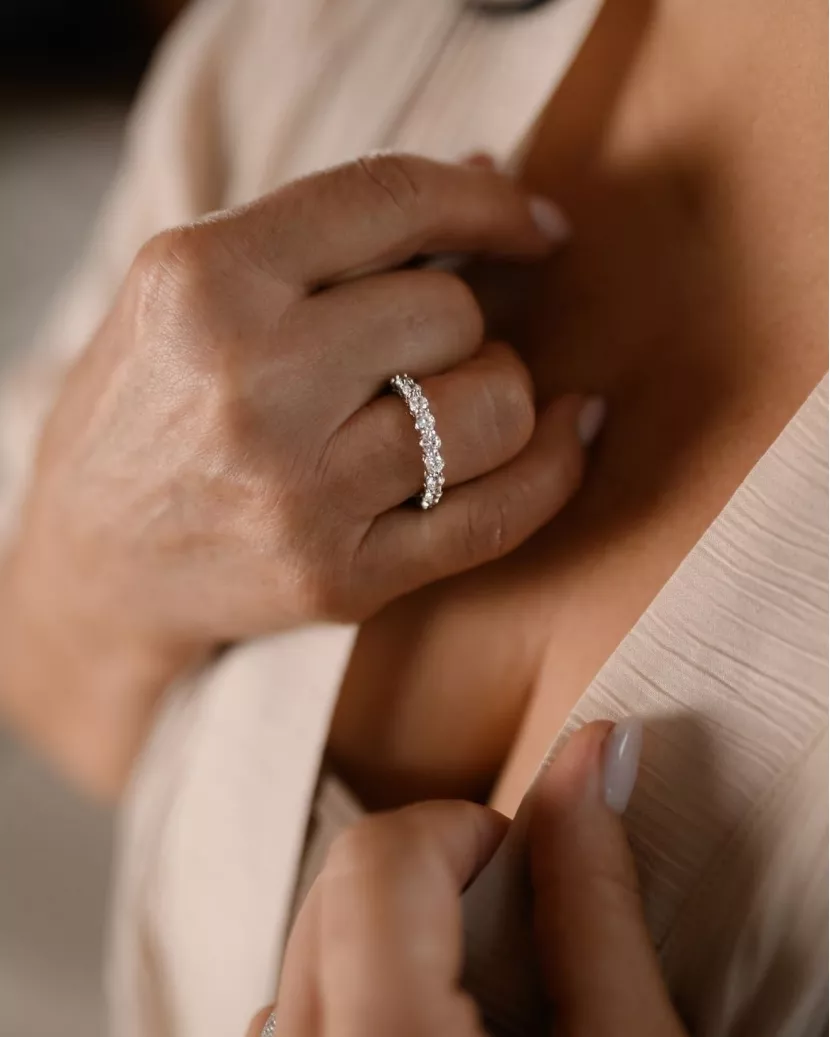 Каблучка срібна із крупним цирконієм діамантової огранки 007064