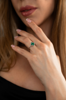 Каблучка срібна з малахітом Клевер 1см 006369