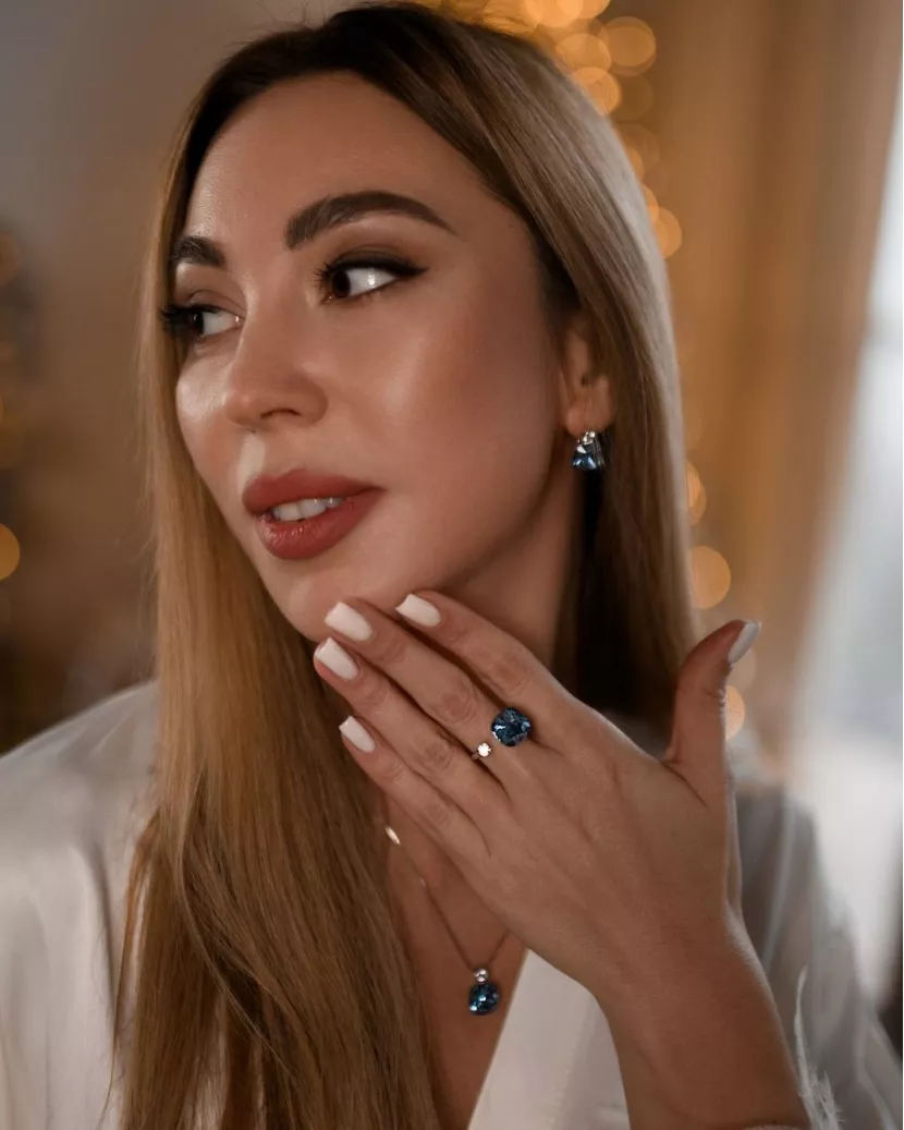 Сережки срібні з синім квадратним цирконієм 006961