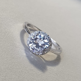 Каблучка срібна із крупним цирконієм діамантового огранювання