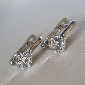Серьги серебряные с цирконием с особой мерцающей огранкой