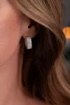 Серьги серебряные с усыпкой из циркония бриллиантовой  огранки