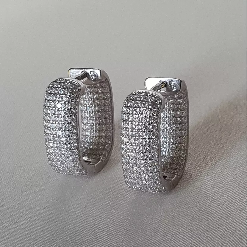 Серьги серебряные с усыпкой из циркония бриллиантовой  огранки