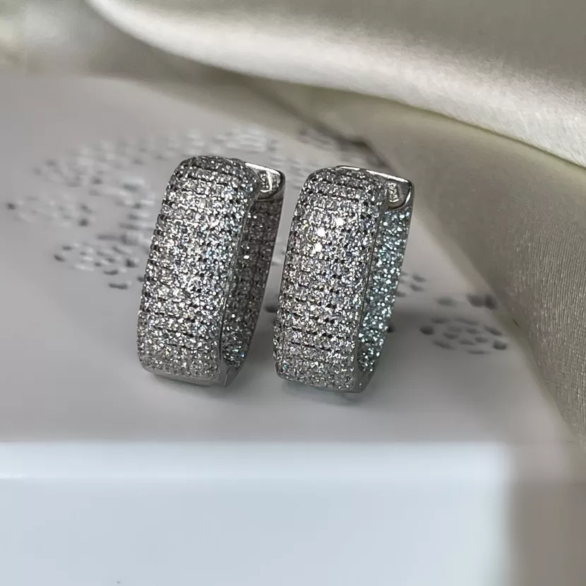 Серьги серебряные с усыпкой из циркония бриллиантовой  огранки