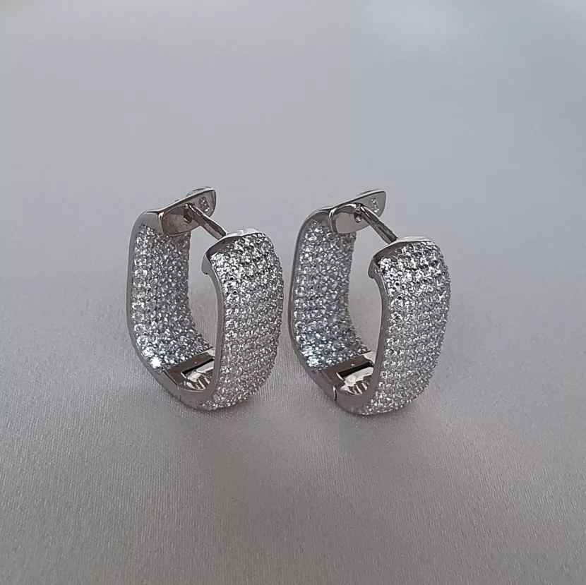 Серьги серебряные с усыпкой из циркония бриллиантовой  огранки