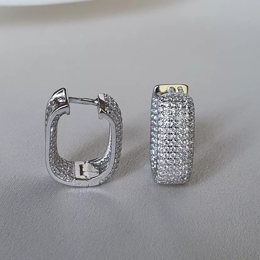 Серьги серебряные с усыпкой из циркония бриллиантовой  огранки