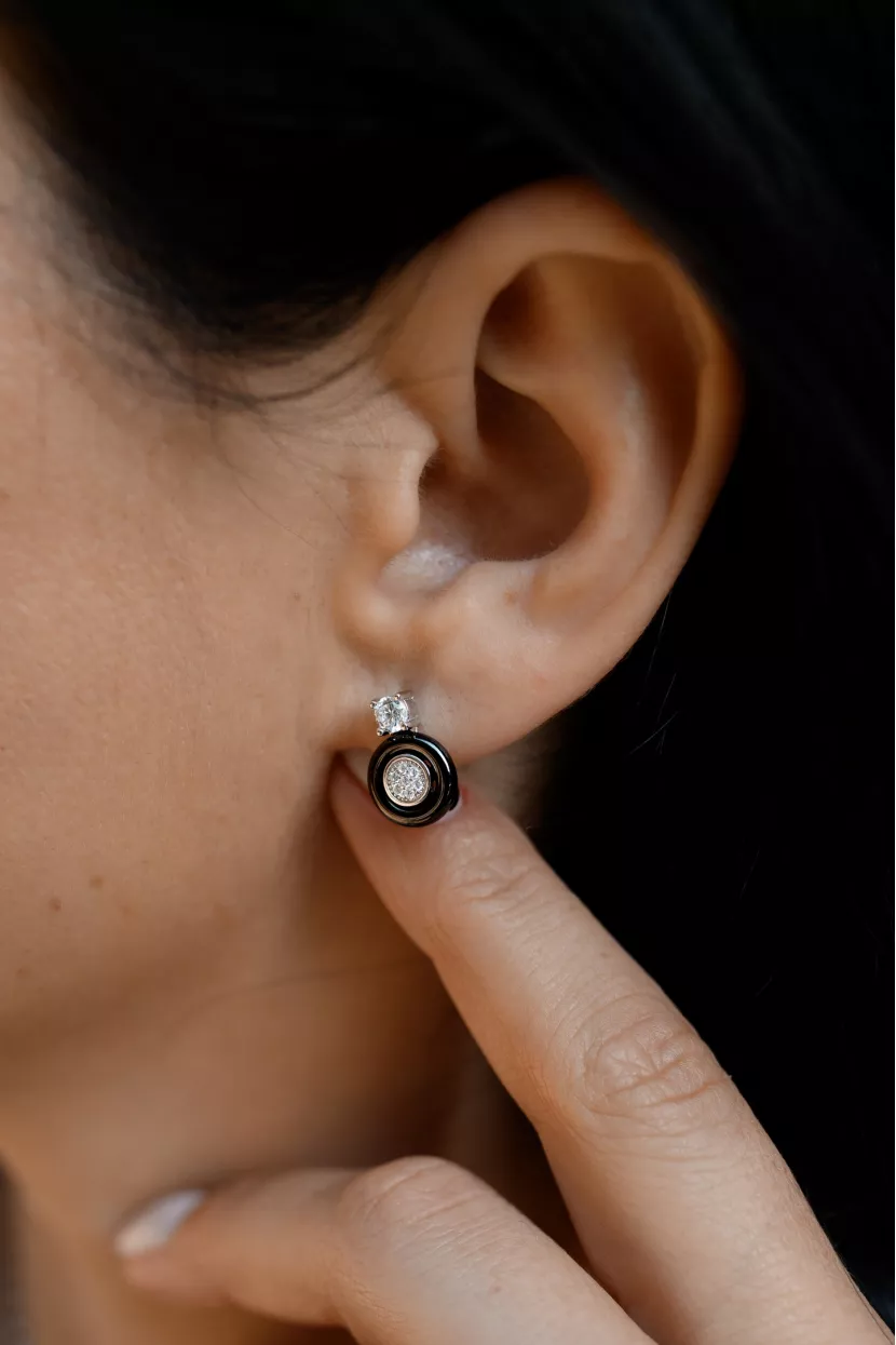 Серебряные серьги с черной керамикой и цирконием бриллиантовой огранки 003378