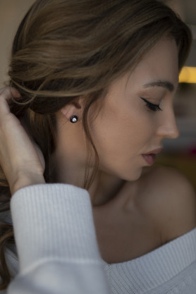 Сережки - пусети (гвоздики) срібні з чорною керамікою і цирконієм діамантового огранювання 003367