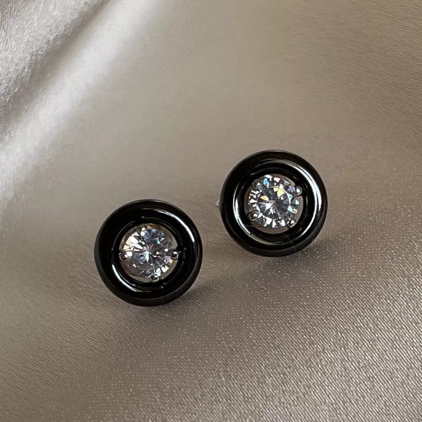 Сережки - пусети (гвоздики) срібні з чорною керамікою і цирконієм діамантового огранювання 003367