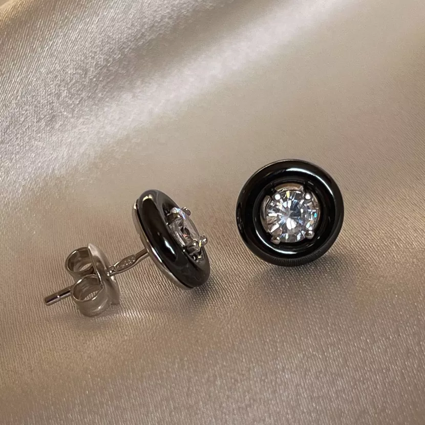 Сережки - пусети (гвоздики) срібні з чорною керамікою і цирконієм діамантового огранювання 003367