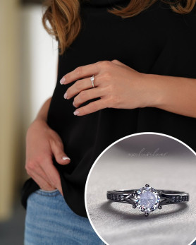 Каблучка срібна з цирконієм діамантової огранки 000611