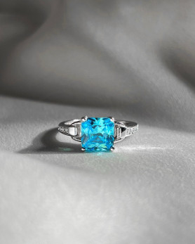Каблучка срібна з блакитним квадратним цирконієм діамантової огранки