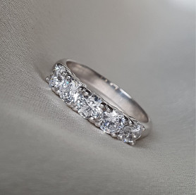 Каблучка срібна з доріжкою із каміння діамантової огранки