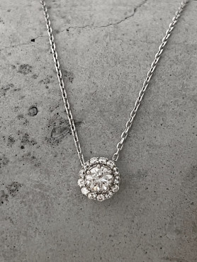 Срібне кольє з підвісом із цирконію діамантової огранки і розсипом по колу 005189
