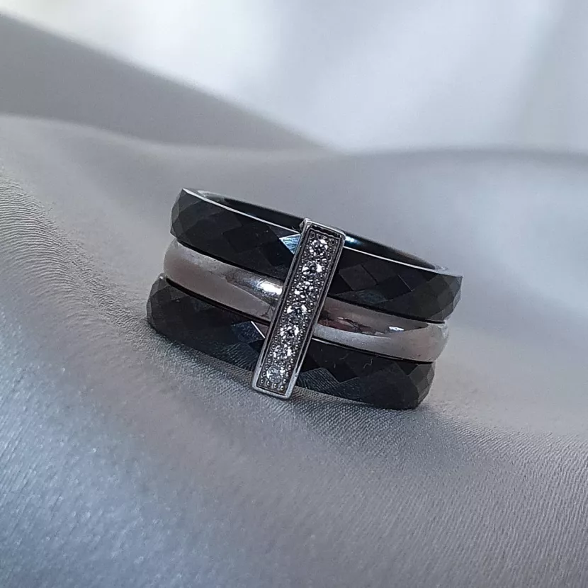 Каблучка срібна з чорною керамікою і цирконієм діамантової огранки 000669