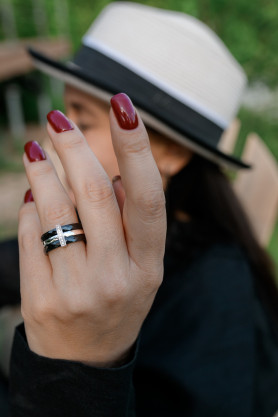 Каблучка срібна з чорною керамікою і цирконієм діамантової огранки 000669