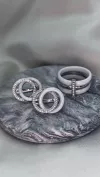 Серебряные серьги с белой керамикой и цирконием бриллиантовой огранки 006603