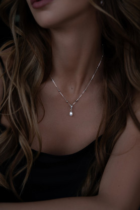 Срібне кольє з перлиною