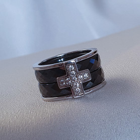 Каблучка срібна з чорною керамікою і хрестом з цирконієм діамантової огранки