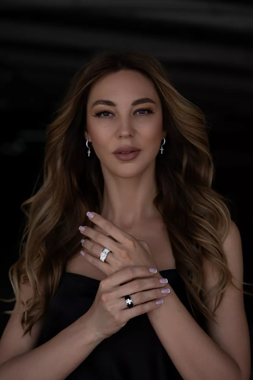 Каблучка срібна з чорною керамікою і хрестом з цирконієм діамантової огранки