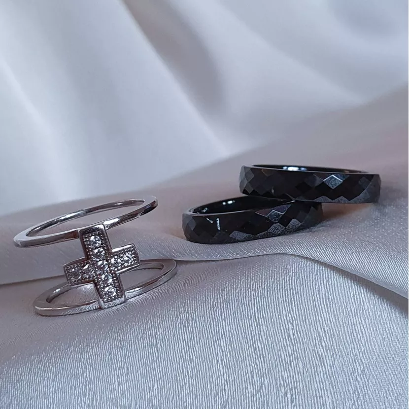 Каблучка срібна з чорною керамікою і хрестом з цирконієм діамантової огранки