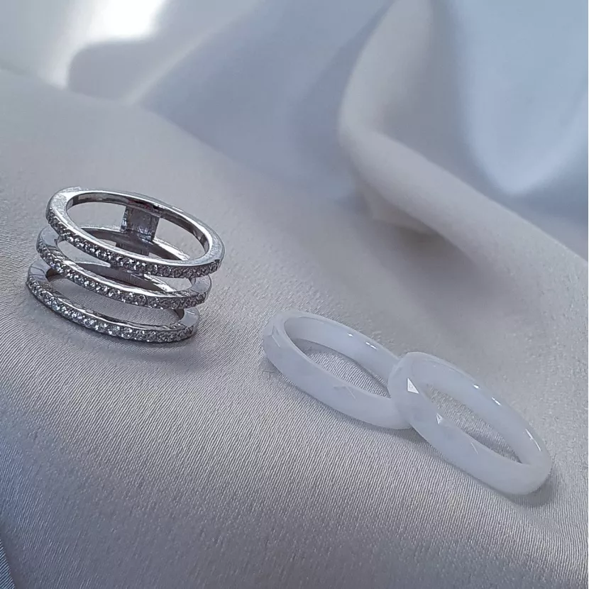 Каблучка срібна з білою керамікою і цирконієм діамантової огранки 006627