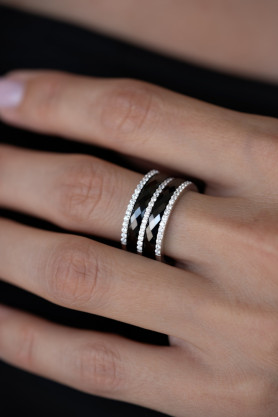 Каблучка срібна з чорною керамікою і цирконієм діамантової огранки 000673