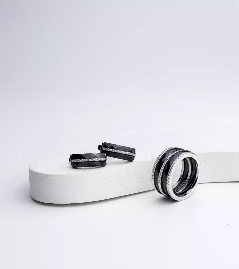 Каблучка срібна з чорною керамікою і цирконієм діамантової огранки 000673