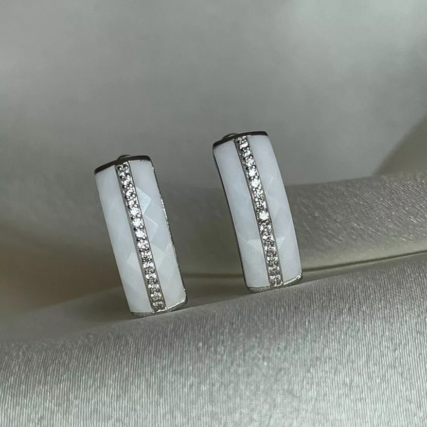 Серебряные серьги с белой керамикой и цирконием бриллиантовой огранки