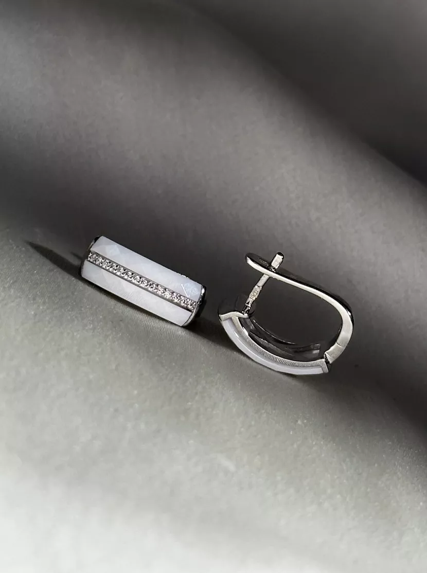 Серебряные серьги с белой керамикой и цирконием бриллиантовой огранки