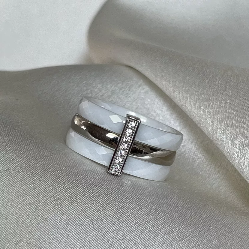 Каблучка срібна з білою керамікою і цирконієм діамантової огранки 006605
