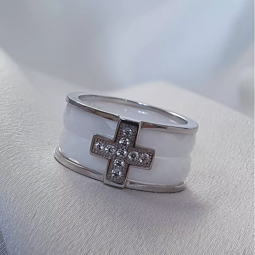 Каблучка срібна з білою керамікою і хрестом з цирконієм діамантової огранки