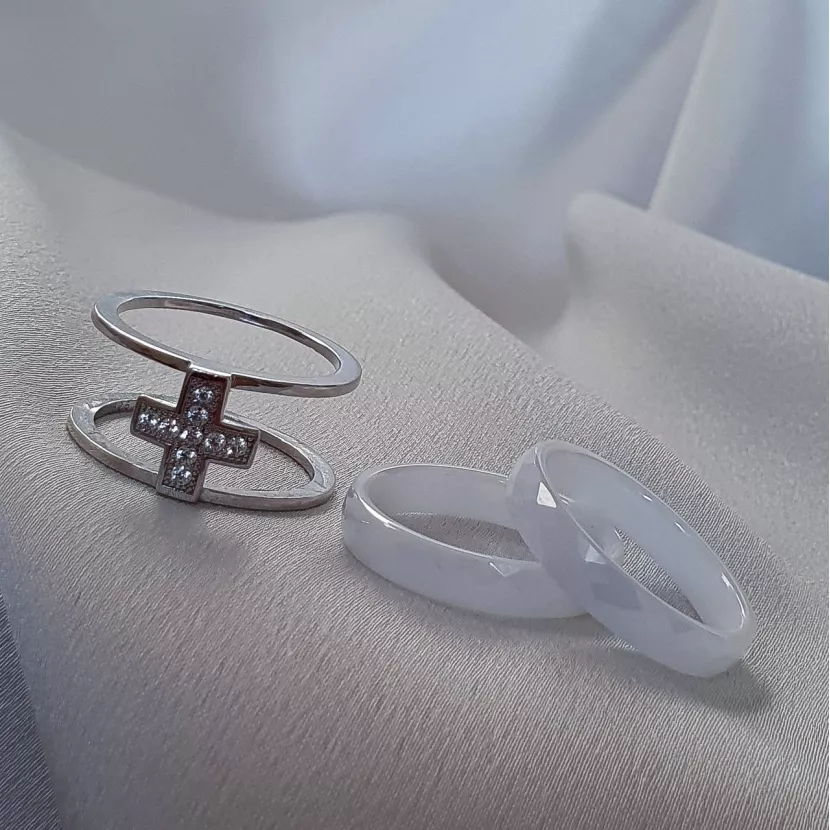 Каблучка срібна з білою керамікою і хрестом з цирконієм діамантової огранки