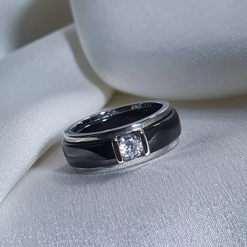 Каблучка срібна з чорною керамікою і цирконієм діамантової огранки 000663