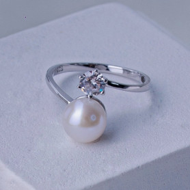 Каблучка срібна з перлиною та цирконієм діамантового огранювання