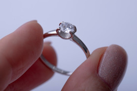 Каблучка срібна з цирконієм діамантової огранки 000647