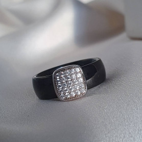 Каблучка срібна з чорною керамікою і цирконієм діамантової огранки 000690