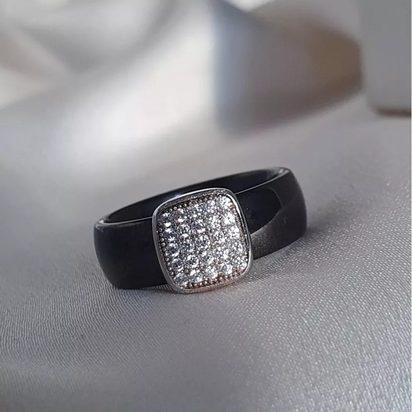 Кольцо серебряное с черной керамикой и цирконием бриллиантовой огранки 000690