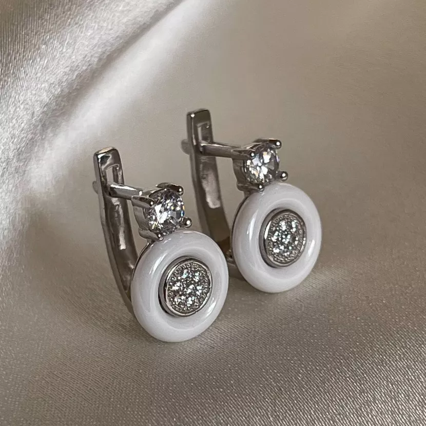 Срібні сережки з білою керамікою та цирконієм діамантового огранювання 006681