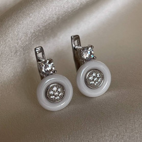 Срібні сережки з білою керамікою та цирконієм діамантового огранювання 006681