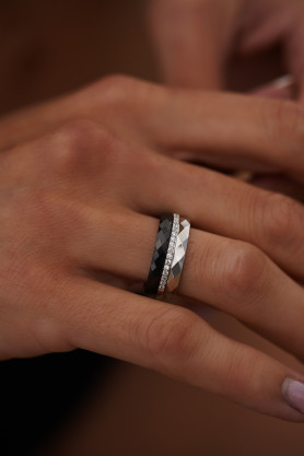 Каблучка срібна з чорною керамікою і цирконієм діамантової огранки 000698