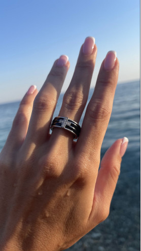 Каблучка срібна з чорною керамікою і хрестом з цирконієм діамантової огранки