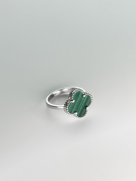 Каблучка срібна з малахітом Клевер 1,5см 006714