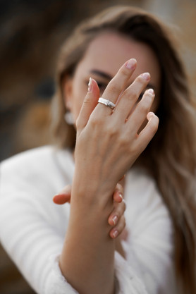 Каблучка срібна з білою керамікою і  цирконієм діамантової огранки 006719